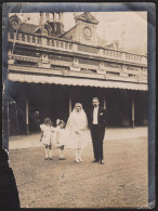 Jolie Photographie De Mariés Années 20 Environ Devant Restaurant Du Grand Hôtel Des Bains De Besançon, 8,9x12cm - Orte