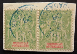 MADAGASCAR,  Type Groupe, PAIRE Yvert No 42 A, 5 C Vert Jaune Obl Cachet Bleu TAMATAVE , TB CENTRAGE,  Sur Fragment TTB - Usados