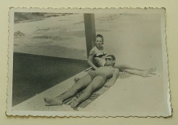 A Girl And A Guy Are Chilling On The Beach - Personnes Anonymes