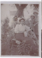 Photo De Particulier Jeune Femme Assisse Dans Son Jardin Avec Deux Enfants Réf 29977 - Anonyme Personen