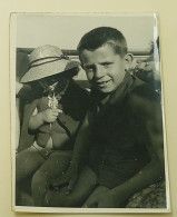 A Little Girl With A Hat And A Boy - Anonyme Personen