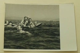 Girls, Women And Boys Have Fun In The Sea - Anonyme Personen