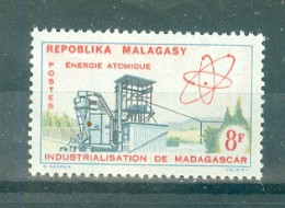 REPUBLIQUE MALGACHE - N°373** MNH.LUXE. SCAN DU VERSO. Industrialisation De Madagascar. Sujets Divers. - Madagaskar (1960-...)