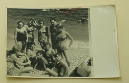 Girls, Boy, Women And Man On The Beach At Sea - Personnes Anonymes