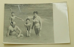 Two Boys, A Woman And A Man In The Shallow Water Of The Sea - Anonyme Personen