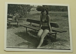 A Hottie In A Bikini Is Sitting On A Bench - Anonyme Personen