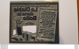 PLAQUE METAL PUBLICITAIRE FILM LE DIABLE DANS LA BOITE 1977 REF2 - Autres & Non Classés