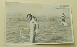 Girls And A Guy At Sea - Anonyme Personen