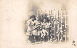 Enfants - N°91147 - Trois Fillette Tenant Des Bouquets De Roses Devant Une Clôture - Groupes D'enfants & Familles