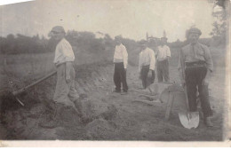 Agriculture - N°91128 - Hommes Travaillant Sur Un Chemin Avec Pioches, Et Pelles - Carte Photo - Culture