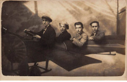 Fantaisie - N°90948 - Hommes Dans Un Avion - Carte Photo Montage Surréaliste - Hombres