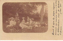 Photographie - N°90939 - Hommes Et Femmes Déjeunant Sur L'herbe - Carte Photo à Localiser - Fotografie