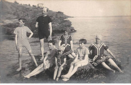 Photographie - N°90936 - Une Famille En Tenue De Bain Sur Un Rocher Au Bords De Mer - Carte Photo - Photographs