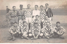 Sports - N°90929 - Une équipe De Football Avec Des Hommes En Uniforme - Carte Photo - Voetbal