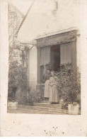 Photographie - N°90934 - Deux Jeunes Femmes Sur Le Pas D'une Porte - Carte Photo - Photographs