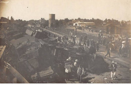 Chemins De Fer - N°90864 - Locomotive Et Wagons Ayant Déraillés - Carte Photo à Localiser - Treinen