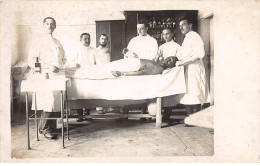 Santé - N°90867 - Médecins Autour D'un Homme Allongé - Carte Photo à Localiser - Health