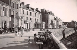 14. San67925. Arromanches Les Bains. Port De La Libération La Digue. N°108. Edition Arts Photomécaniques. Cpsm 9X14 Cm. - Arromanches