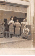 Métier - N°90805 - Hommes Portant Des Tabliers Goûtant Du Vin, Près De Casiers - Carte Photo - Ambachten