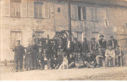 Métier - N°90801 - Groupe De Personnes Devant Un Alambic - Carte Photo - Ambachten