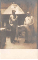 Métier - N°90794 - Hommes Dans Un Atelier, Un Tenant Une Pelle - Carte Photo - Artigianato