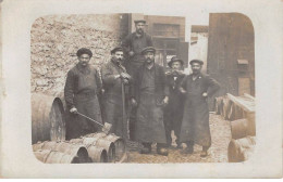 Métier - N°90796 - Hommes Près De Tonneaux Dans Une Petite Cour - Carte Photo - Artesanal