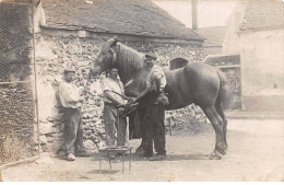 Métier - N°90792 - Maréchal Ferrant, Ferrant Un Cheval Dans Une Cour - Carte Photo - Artesanal