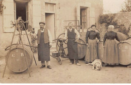 Métier - N°90798 - Hommes Remplissant Des Tonneaux Dans Une Cour - Carte Photo - Kunsthandwerk