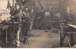 Métier - N°90786 - Un Atelier, Des Ouvriers Près De Leurs établis, Et Un étau - Carte Photo - Artesanal