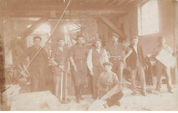 Métier - N°90782 - Hommes Dans Un Atelier De Menuiserie, Scies - Carte Photo - Artesanal