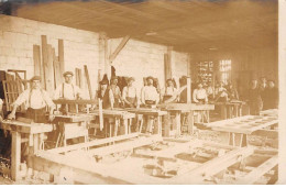 Métier - N°90785 - Hommes Dans Un Atelier De Menuiserie - Carte Photo - Artesanal