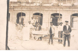 Métier - N°90778 - Ouvriers Près De Grosses Pierre Pour Un Bâtiment Avec échafaudage  - Carte Photo - Ambachten