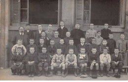 Ecoles - N°90852 - Photo D'une Classe De Jeunes Garçons Dans Une Cour - Carte Photo - Ecoles