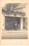 Métier - N°90765 - Homme, Et Enfant Devant Un Commerce D'épicerie Et Fruiterie - Carte Photo à Localiser - Andere & Zonder Classificatie