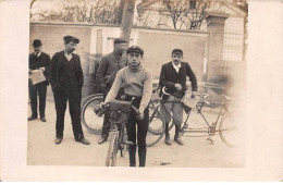 Sports - N°90857 - Cyclisme - Hommes Près De Vélos, Et Un Tandem - Carte Photo - Cycling