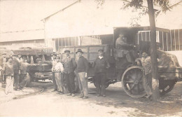 Automobile - N°90834 - Hommes Devant Un Camion Tirant Une Remorque - Carte Photo - Camions & Poids Lourds