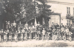 Sports - N°90856 - Cyclisme - Enfants Et Hommes Près De Vélos Fleurie, D'autres Sur Des Chevaux -Carte Photo à Localiser - Radsport