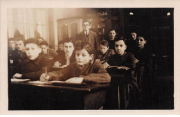 Ecoles - N°90849 - Une Classe,  Garçons écrivant, Le Maître Au Fond - Carte Photo - Escuelas
