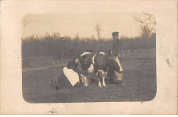 Agriculture - N°90732 - Femme Trayant Une Vache Dans Un Champs, Tandis Qu'un Homme Tiens La Vache - Carte Photo - Viehzucht