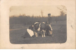 Agriculture - N°90732 - Femme Trayant Une Vache Dans Un Champs, Tandis Qu'un Homme Tiens La Vache - Carte Photo - Crías