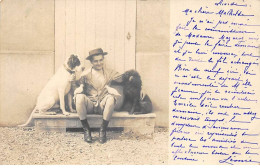 69 - N°91446 - LYON - Un Homme Assis Entouré De Deux Chiens - Carte Photo - Lyon 1