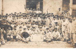 54 - N°91423 - NANCY - Groupe De Militaires Dans Une Cour - Carte Photo - Nancy