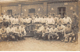 Militaire - N°91339 - Militaires épluchant Des Patates Dans Une Cour - Carte Photo à Localiser - Autres & Non Classés