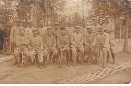 Militaire - N°91340 - Groupe De Militaires Assis - Carte Photo à Localiser - Autres & Non Classés