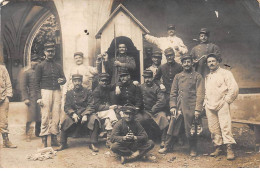 Militaire - N°91335 - Militaires Autour D'une Guérite De Garde - Carte Photo à Localiser - Sonstige & Ohne Zuordnung