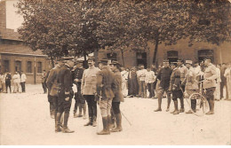 Militaire - N°91351 - Militaires Discutant Sur Une Place, Un Tenant Un Vélo - Carte Photo à Localiser - Autres & Non Classés