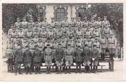 Militaire - N°91319 - Régiment Au Garde à Vous - Carte Photo à Localiser - Regiments