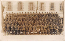 Militaire - N°91320 - Régiment Au Garde à Vous, Dans Une Cour - Carte Photo à Localiser - Regimenten