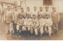 Militaire - N°91312 - Militaires Dans Une Cour - Carte Photo à Localiser - Sonstige & Ohne Zuordnung