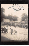 Militaire - N°91306 - Rassemblement Militaires Devant Des Enfants - Carte Photo à Localiser - Sonstige & Ohne Zuordnung